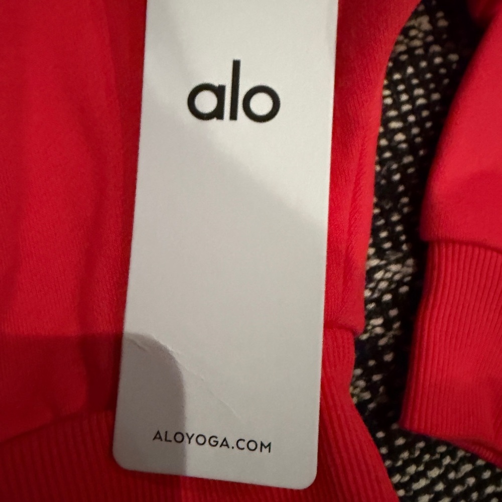 ALO Yoga cropped Candy Red Accolade Small New with tags. - Picture 8 of 9